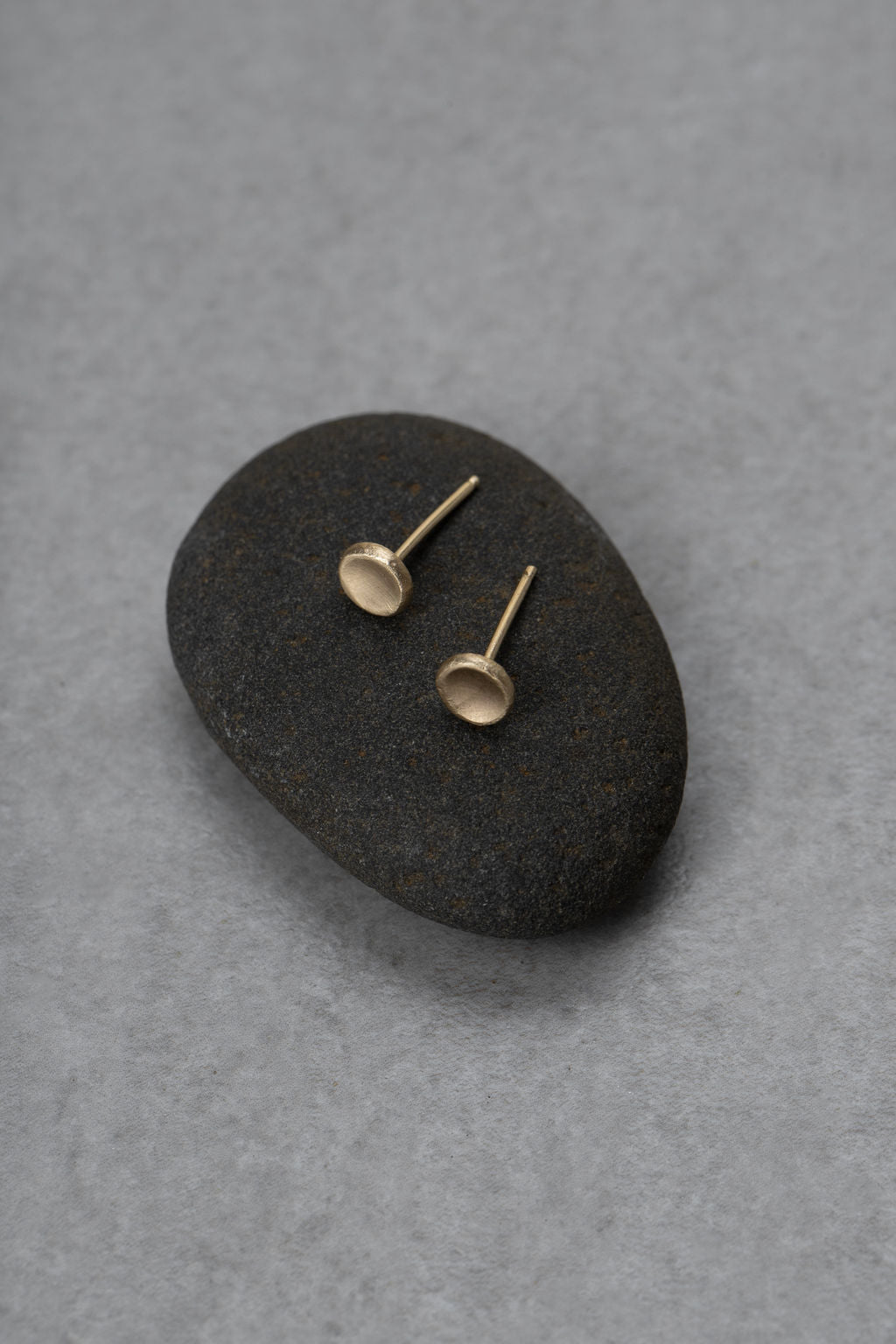 14k gold concave stud earrings